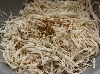 step4: 芋頭去皮刨成絲條，並加入鹽、糖和五香粉醃10分鐘至變軟。