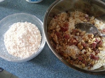 step6: 將所有果仁,椰蓉.白芝麻,金華火腿拌勻,加入吉士粉,熟糯米粉拌勻