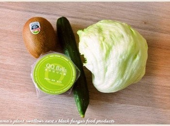 step1: 準備小黃瓜、黑木耳QQ圓、萵苣、小黃瓜與奇異果等相關<span class="group_1">食材</span>。