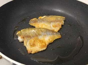 step5: 全程只反兩， 三次 (（煎魚時要有耐性， 不要經常翻動， 否則魚肉會爛）