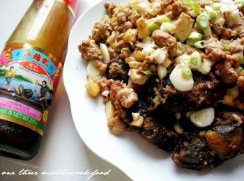 step4: 炸過的皮蛋香Q好吃!加上絞肉與豆腐一點也不寂寞，這多層次的口感讓人口齒留香啊~~