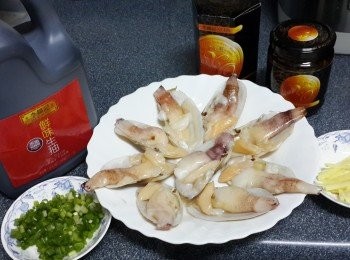 step2: 將蔥洗淨切蔥花，薑片切絲