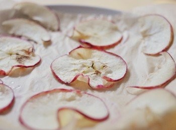 step3: 放入微波爐，用最大火力加熱4 至5分鐘，蘋果邊會彎曲。然後將蘋果片反轉另一邊，再加熱約一分鐘。蘋果片表面乾，周邊會彎曲 （如不夠乾，可每次再加熱30秒，直至表面乾身為止）