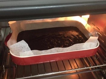 step4: 倒進舖好烘焙紙的長方型烤模後，烤箱180度烤約20-25分鐘，用竹籤插入不沾黏即可