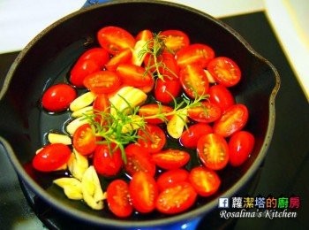 step1: 起一個平底鍋，將番茄跟大蒜，迷迭香，放入鍋中，加入適量的橄欖油，小火慢慢煮，把番茄煮軟化後，就可以撒上鹽巴.黑胡椒調味。 可以多加一些義式香料粉，增加風味喔!