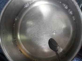 step13: 此時可以準備好啫喱鏡面，
啫喱面： 將魚膠粉倒入荔枝味啫喱粉中混合，再倒滾水，攪拌至無粉粒，攤凍