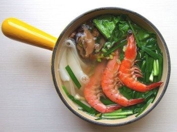 step3: 依續將蛤蜊、蔬菜、粄條、蝦子、放入。