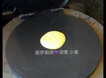 step4: - 燒熱蛋卷模
- 將一小茶羹蛋漿置於中央