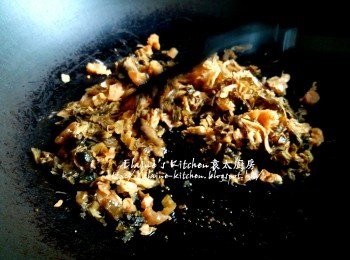 step5: 放入鑊中(不落油)加少許麻油及黃糖炒數分鐘至有香味 , 盛起備用