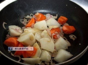 step3: 紅、白蘿蔔切成塊，乾蔥頭切絲，放鍋，用1湯匙油把它們炒約2分鐘。