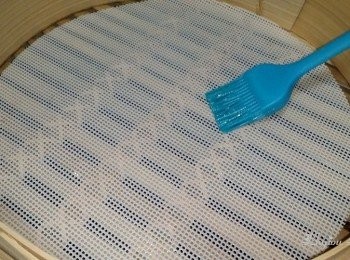 step12: 矽膠塾面掃油。