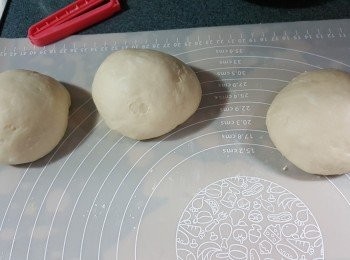 step16: 將粉糰平均分成3份,滾圓