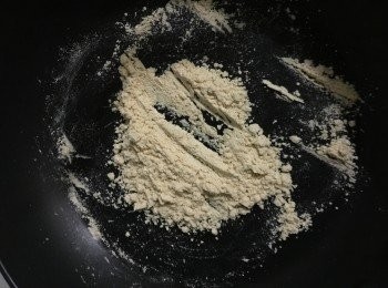 step3: 黃豆粉白鑊炒熟至微金黃備用