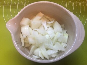 step1: 將洋蔥切粒。