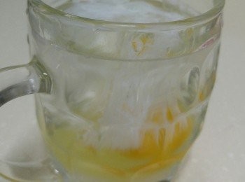 step2: 加入沙糖，倒入100度滚水，打入雞蛋，搅散即可飲用。