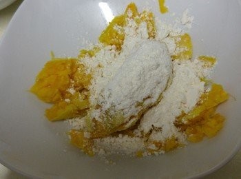 step1: 番署煮熟去皮，加入麵粉，搓均，如果太湿可以再加麵粉。