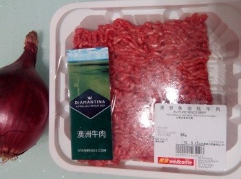 step1: 先把洋蔥洗淨切細粒。