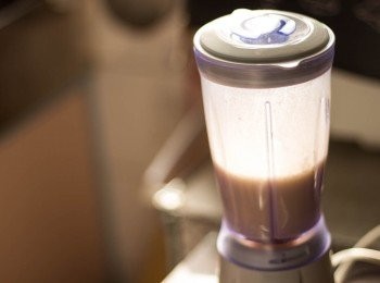 step1: 所有可麗餅皮材料放入攪拌機內打約兩分鐘直至均勻及起泡。粉漿最好靜置約半小時以上才煎，期間可做餡料部份