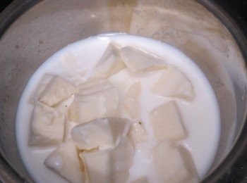 step11: 牛奶+白巧克力隔水加熱拌煮至白巧克力溶