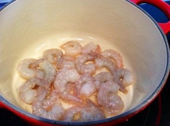 step3: 用½茶匙油起鑊，炒香白蝦。