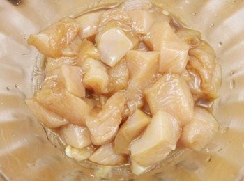 step1: 先將雞腿肉切成適當大小後~ 用<span class="group_3">醃料</span>醃約30分鐘^^