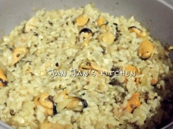 step1: 下油爆炒洋蔥粒1分鐘，加入蒜蓉同炒，放入米炒勻，下白酒待揮發到差不多時，下清雞湯小火煮熱，乾了再加湯，重覆步驟直至飯粒9成熟，加入藍青口再熟一會。