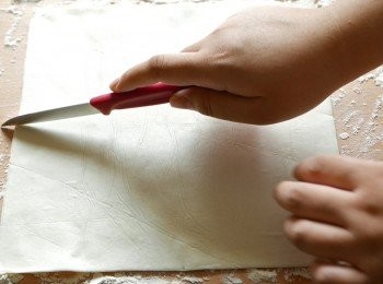 step2: 在工作面上平均灑上一層薄薄的麵粉，放上即用酥皮再平均切開成兩份。