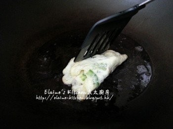 step7: 燒紅鑊 , 將適量的蛋液放入鑊中煎至半凝固 , 再用鑊鏟將蛋液對摺成蛋角型