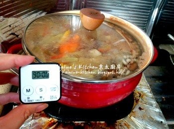 step7: 拌一拌勻材料後蓋上蓋轉慢火煲 1 1/2小時