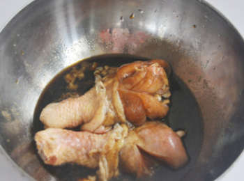 step3: 將所有調味料混在一起，將雞腿放進去醃制3-5個小時