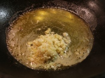 step6: 原鍋加入牛油煮溶，放入蒜末炒至香味滲出後，加入檸檬汁拌勻。