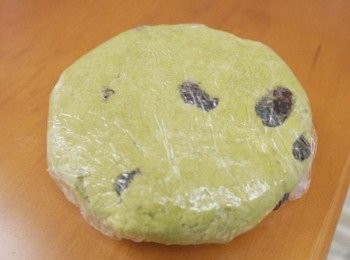 step3: 揉成麵糰後壓成扁圓形以保鮮膜包住後冰箱冷藏30分鐘。