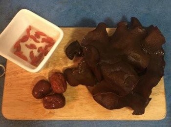 step1: 黑木耳、紅棗和枸杞洗淨後用冷水泡發。