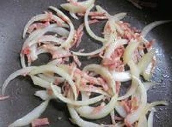 step2: 鍋中放培根絲及洋葱炒出香味後盛出備用