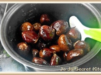 step2: 瀝乾水份, 介開栗子的頂部, 加入蜜糖。