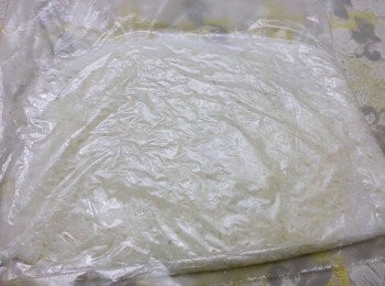 step2: 將白飯放入塑膠袋裡面然後壓平