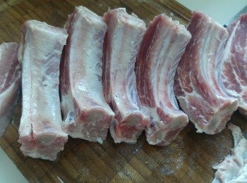 step1: 豬肋骨底部起薄膜, 然後斬成一件件。