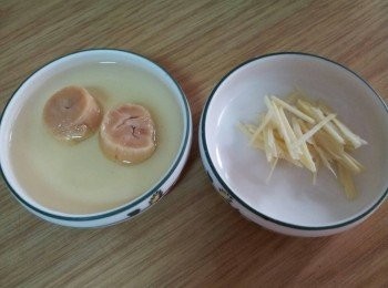 step2: 浸泡過的白米用一茶匙的沙拉油和一茶匙的鹽混合拌勻備用
干貝用清水和一湯匙的米酒浸泡30分鐘 , 倒去水份 , 把干貝撕成細絲