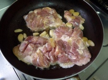 step1: 雞腿排肉的部分先用刀劃開幾刀(勿斷)這樣可以讓肉快點熟透! 起鍋不需加油，雞皮朝下與蒜頭一起煎(開中小火)煎至外皮金黃脆後，再翻面煎熟肉面，起鍋備用