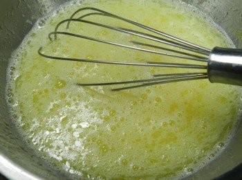 step3: 加入沙拉油跟水拌勻