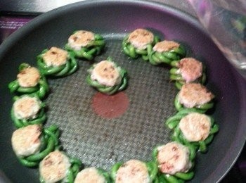 step5: 反轉後加少許滾水煮青豆約2分鍾((不要蓋上蓋,否則青豆會焗黃影嚮美觀)