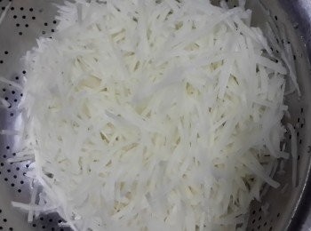 step2: 薯仔去皮洗淨，刨絲浸入清水中，防止變黑,臨炒前才倒掉水、瀝乾水