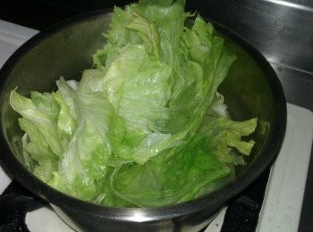 step2: 生菜洗淨放入滾水川燙約1分熟關火悶一下