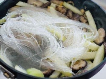 step3: 最後下粉絲，煮至軟身即成～