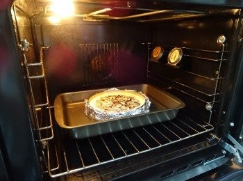 step9: 在焗盤注入清水（最小半吋厚）， 然後放入焗爐內焗50分鐘， 取出待涼後小心倒去水份， 再連盤放進雪櫃雪24小時， 撕去錫紙再脫離模便完成。