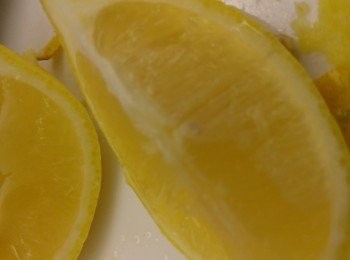 step6: 榨出一個檸檬汁, 今次檸檬汁約35克。