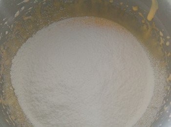 step3: 將巳混合的粉分兩次加入蛋漿攪混。