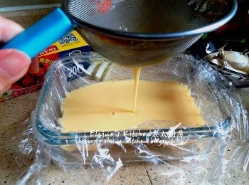 step2: 將豆漿蛋液用篩網隔去多餘泡沫及雜質