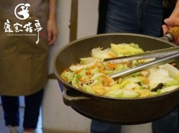 step2: 投入白菜，倒入些許香菇雞汁湯繼續拌炒。