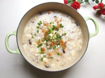 step6: 熄火前撒上一些胡椒粉及蔥花,芝麻香油和油蔥酥即可享用